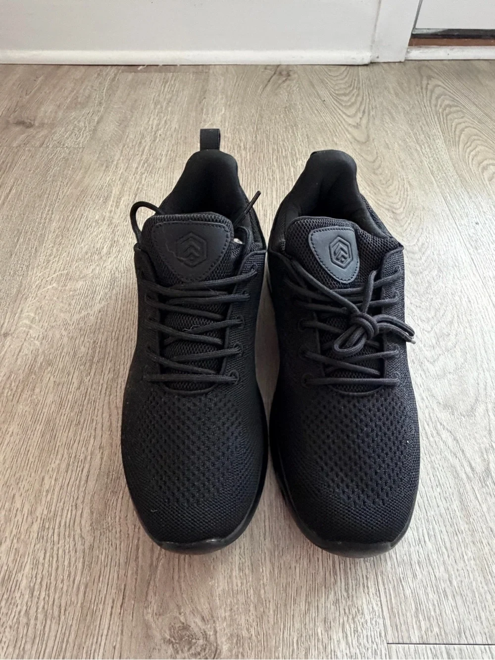 Men's All-Black Lightweight Athletic Sneakers